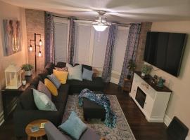 Charming Mound Street Retreat, hotel in Baraboo