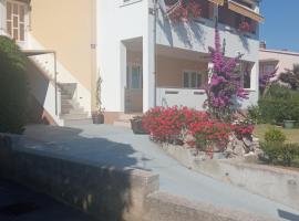 Rooms with a parking space Baska, Krk - 21617, guest house in Baška