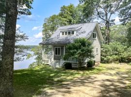 Periwinkle Cottage, hotel with parking in Westport