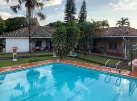 Hermosa y tranquila finca con piscina, husdjursvänligt hotell i Ginebra