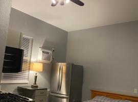 Studio near Garden of the Gods unit A - west studio, hotell sihtkohas Colorado Springs