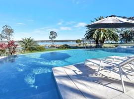 Lake Palm Resort Luxury Retreat absolute Waterfront on 3 acres at Lake Macquarie., ubytování v soukromí v destinaci Dora Creek