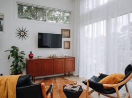 Retro Retreat - by Coast Hosting, apartment in Terrigal