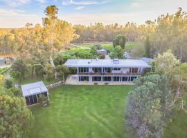 Cape Horn Vineyard 5 Bedroom Riverfront House on Working Vineyard, aluguel de temporada em Echuca