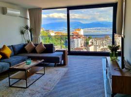 Amazing Sea & Mountain Duplex in Izmit, hotel en Izmit
