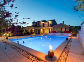 Villa ARtIEN with swimming pool, hotel v destinaci Baderna