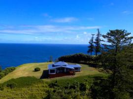 King Tide House - Ocean Views, hotel con parking en Burnt Pine
