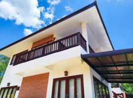 Baan Bhuwann Holiday Apartment, hotel v destinaci Chaloklum
