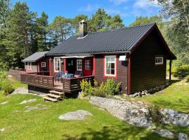 Sjarmerende hytte omgitt av vakker natur, hótel með bílastæði í Molde