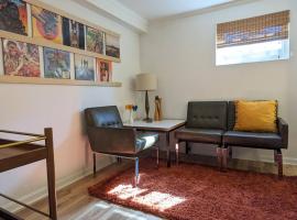 Retro suite with separate office walking- distance to downtown Silver Spring!, hotel sa Silver Spring