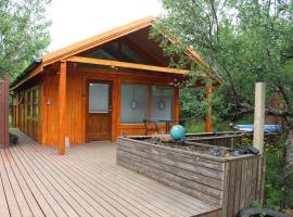 Relaxing and cozy cottage with hot tub, feriehus i Húsafell