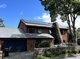 Large 4 bedroom house, electric gated driveway., cheap hotel in Bidston
