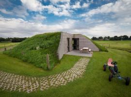 Ecological bungalow with decorative fireplace, located on a holiday farm – hotel w mieście Heeten