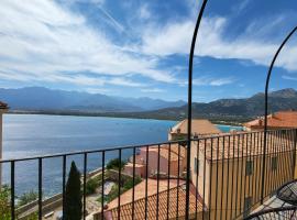 Entre ciel et mer dans la Citadelle, rantahotelli Calvissa