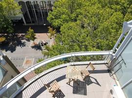 Dana-Cozy Private Room in Shared Central Apt-Rm 1, hotel a Canberra
