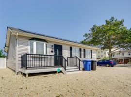 Charming Beach Haven West Home 1 Mi to Beach!, hotell med parkering i Manahawkin