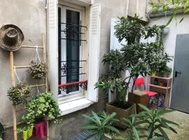 Charmante Studette de 18 m2-Séjour économique à Paris - Rez de chaussée calme sur patio Privé - Grand Canapé-Lit Clic Clac pour 2 personnes - Kitchenette - Salle de bains - 5 minutes du Métro Brochant de la ligne 13,Bus 54 74 et 31 vers sites touristiques