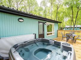 Bracken Lodge 15 with Hot Tub, hotell i Belladrum