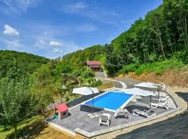 Cozy Home In Martinkovec With Kitchen