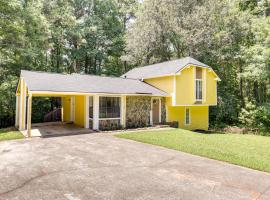 Fairburn Home with 2 Decks, Grill and Outdoor Dining!, hotel with parking in Fairburn