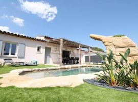 Superbe Villa climatisée, piscine, jardin, parking, hotell med parkering i Plan-de-la-Tour