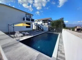 Apartment with a pool mountainview near the sea!