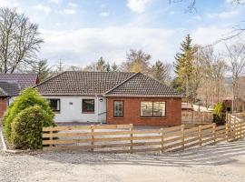 Breckland House with Hot Tub, hotel di Belladrum