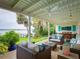 Waterfront Stuart Home on St Lucie River!, hotel di Stuart