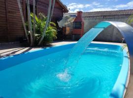 Casa com Piscina Tv e Wi-fi, pertinho do Mar, hotel u gradu Matinhos