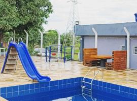 Chacara Tropicalia, готель з басейнами у місті Пасус