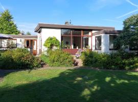 Royale bungalow met grote tuin en terras, Ferienunterkunft in Munstergeleen