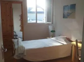 Petite chambre calme et lumineuse