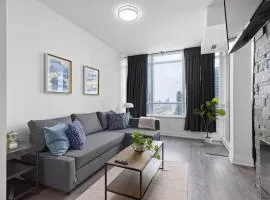 Lux 1 BR-Den DWTN Condo near CN Tower with Parking