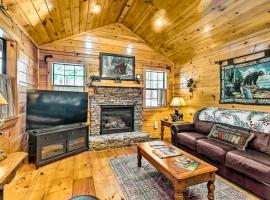 Cozy Tellico Plains Getaway with Deck, Fire Pit, hotel with parking in Tellico Plains