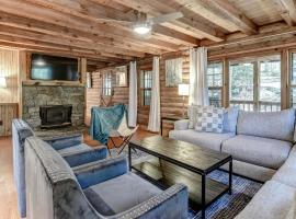 Charming Renovated Cabin with Fireplace, vacation home in Arden