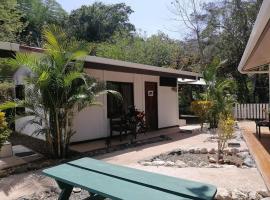 Villa 2 Coral Carrillo, מקום אירוח ביתי בHojancha