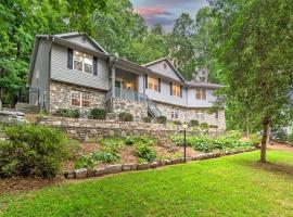 Spacious South Asheville Getaway, sumarbústaður í Asheville