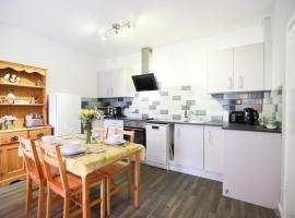 Woodside Ash hot tub & pool (sleeps 4-6), ξενοδοχείο σε Bideford