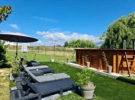 MAS GABELYS au pied de la Sainte Victoire, rez de jardin avec terrasse et piscine