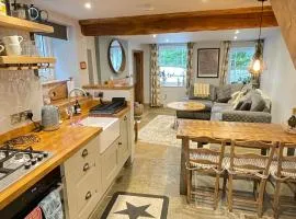 Weavers Cottage, Tideswell, sleeps 6, dog friendly