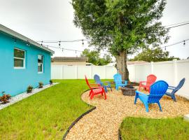 Vibrant Palmetto Vacation Home with Patio and Fire Pit、Palmettoのホテル