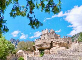 Magnífico Castillo privado, elevado en la roca, family hotel sa La Cabrera