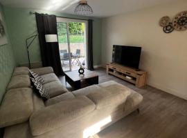 Belle maison familiale proche du lac, Hotel in Bourges