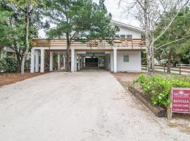 Cozy Beach House Steps from the Shore 4BR, holiday home in Pawleys Island