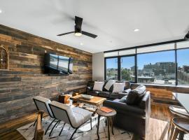 Downtown Condo with Two Ensuite Kings, hotel v destinaci Asheville