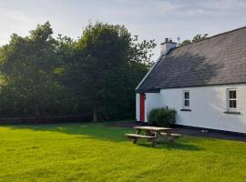 Louisburgh Cottages, מלון בלויסבורו