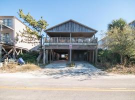 Fantasea 6 BR & 3 BA Oceanfront View House, Outdoor Shower, Creek Dock, Wood Burning Fireplace, holiday home in Pawleys Island