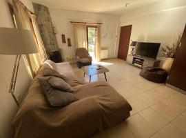 Gold Mountain House, ξενοδοχείο στον Μουτουλλά