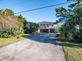 Reynolds Roost 5BR 3BA Scenic View 2 and a half Minutes to the Beach!, villa i Pawleys Island