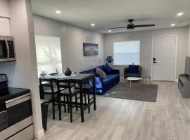 Charming 2-beds Central Clearwater Apartment W/ Private Backyard, hotel med parkering i Clearwater